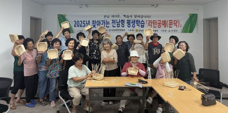 전남도가 도민의 행복한 삶을 위한 '전남형 평생교육'에 온 힘을 기울이고 있다. 사진은 올해 처음 추진한 '찾아가는 전남형 평생학습 지원 사업' 모습. 전남도 제공