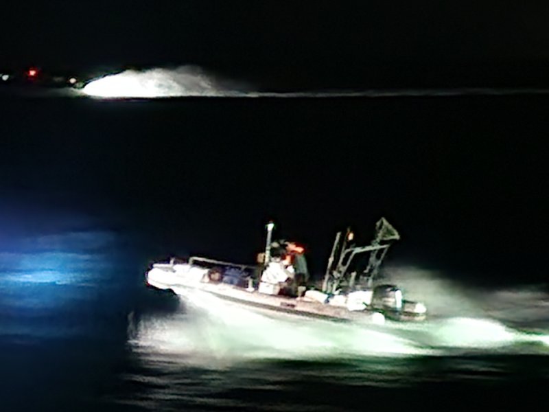 밀입국 의심 선박 (출처=연합뉴스)