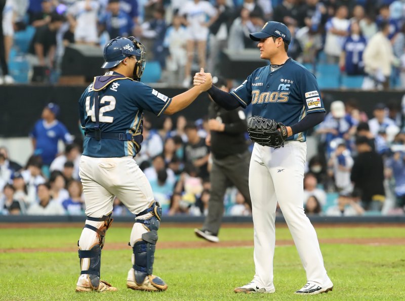 6일 오후 대구 삼성라이온즈파크에서 열린 프로야구 2025 신한 SOL뱅크 KBO 와일드카드 결정전 1차전, 삼성 라이온즈와 NC 다이노스의 경기에서 9회말 마운드에 오른 NC 마무리투수 김진호가 김정호 포수와 손을 잡으며 4대 1 승리를 기뻐하고 있다. 2025.10.6/뉴스1 ⓒ News1 공정식 기자