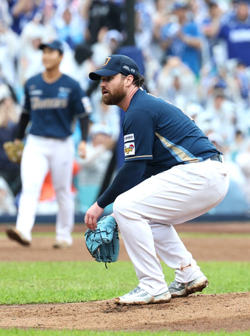 [대구=뉴시스] 이무열 기자 = 7일 대구 수성구 삼성라이온즈파크에서 열린 2025 신한 SOL 뱅크 KBO리그 와일드카드 2차전 NC 다이노스와 삼성 라이온즈의 경기, 1회말 2사 주자 만루 상황에서 NC 선발투수 로건이 삼성 이성규에 밀어내기 볼넷을 내주며 아쉬워하고 있다. 2025.10.07. lmy@newsis.com