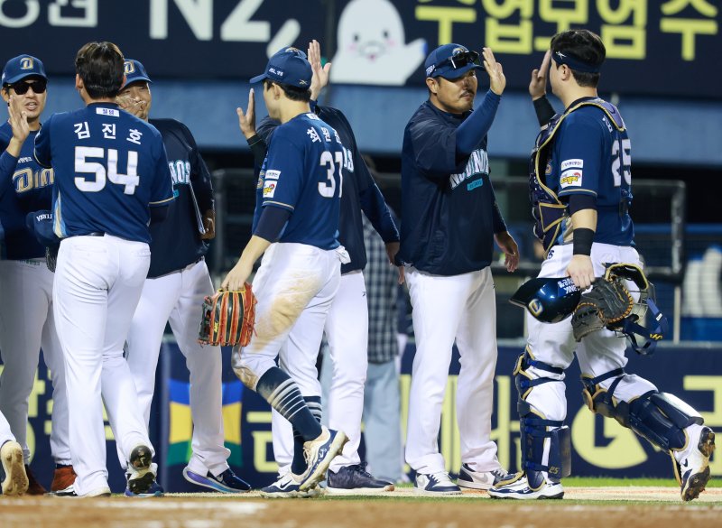 [서울=뉴시스] 이영환 기자 = 1일 오후 서울 송파구 잠실야구장에서 열린 2025 KBO 리그 토토 바카라 사이트 다이노스와 LG 트윈스의 경기, 7-3으로 승리한 토토 바카라 사이트 이호준 감독이 선수들을 격려하고 있다. 2025.10.01. 20hwan@newsis.com