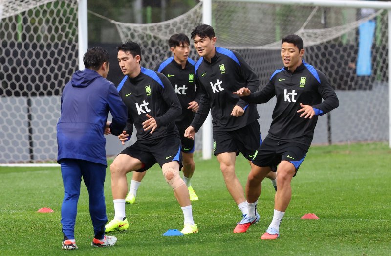 [고양=뉴시스] 김선웅 기자 = 브라질과의 평가전을 앞둔 대한민국 축구대표팀 김민재, 황희찬 등 선수들이 7일 경기 고양시 고양종합운동장 보조경기장에서 훈련을 하고 있다. 2025.10.07. mangusta@newsis.com