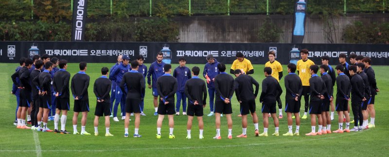 [고양=뉴시스] 김선웅 기자 = 브라질과의 평가전을 앞둔 대한민국 축구대표팀 홍명보 감독과 선수들이 7일 경기 고양시 고양종합운동장 보조경기장에서 훈련 전 미팅을 하고 있다. 2025.10.07. mangusta@newsis.com
