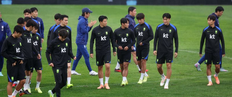 [고양=뉴시스] 김선웅 기자 = 브라질과의 평가전을 앞둔 대한민국 축구대표팀이 7일 경기 고양시 고양종합운동장 보조경기장에서 훈련에 참석하고 있다. 2025.10.07. mangusta@newsis.com