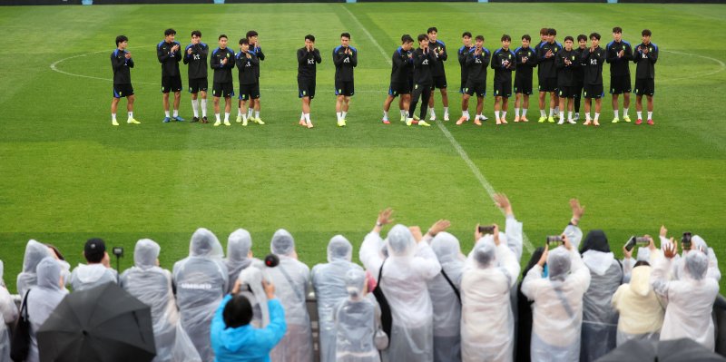 [고양=뉴시스] 김선웅 기자 = 브라질과의 평가전을 앞둔 대한민국 축구대표팀이 7일 경기 고양시 고양종합운동장 보조경기장에서 훈련 시작 전 축구팬들에게 인사를 하고 있다. 2025.10.07. mangusta@newsis.com