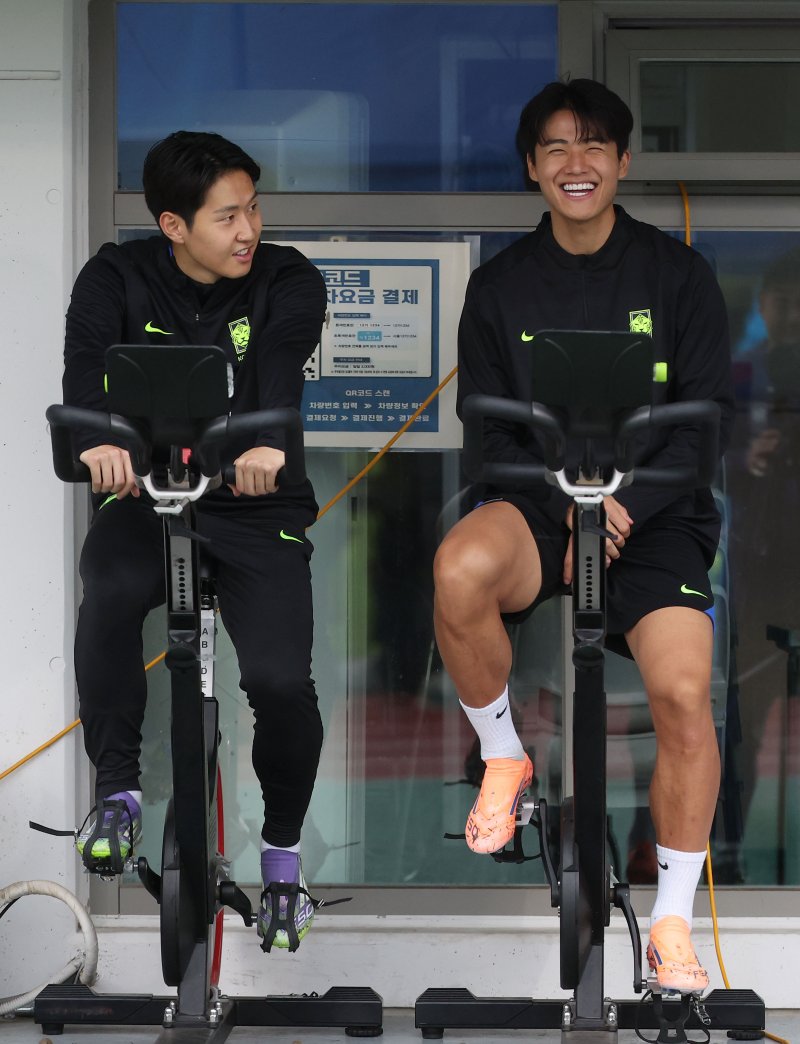 [고양=뉴시스] 김선웅 기자 = 브라질과의 평가전을 앞둔 대한민국 축구대표팀 이강인과 설영우가 7일 경기 고양시 고양종합운동장 보조경기장에서 열린 훈련에 참석해 몸을 풀고 있다. 2025.10.07. mangusta@newsis.com