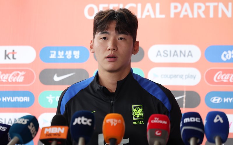 [고양=뉴시스] 김선웅 기자 = 브라질과의 평가전을 앞둔 대한민국 축구대표팀 김지수가 7일 경기 고양시 고양종합운동장 보조경기장에서 훈련을 앞두고 취재진과 인터뷰를 하고 있다. 2025.10.07. mangusta@newsis.com