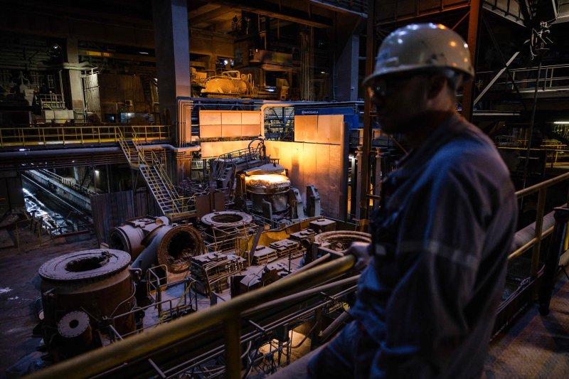 프랑스 남부 포쉬르메르의 이탈리아 철강업체 마르체갈리아의 제철소에서 한 노동자가 전기로 앞에서 작업을 지켜보고 있다. AFP 연합