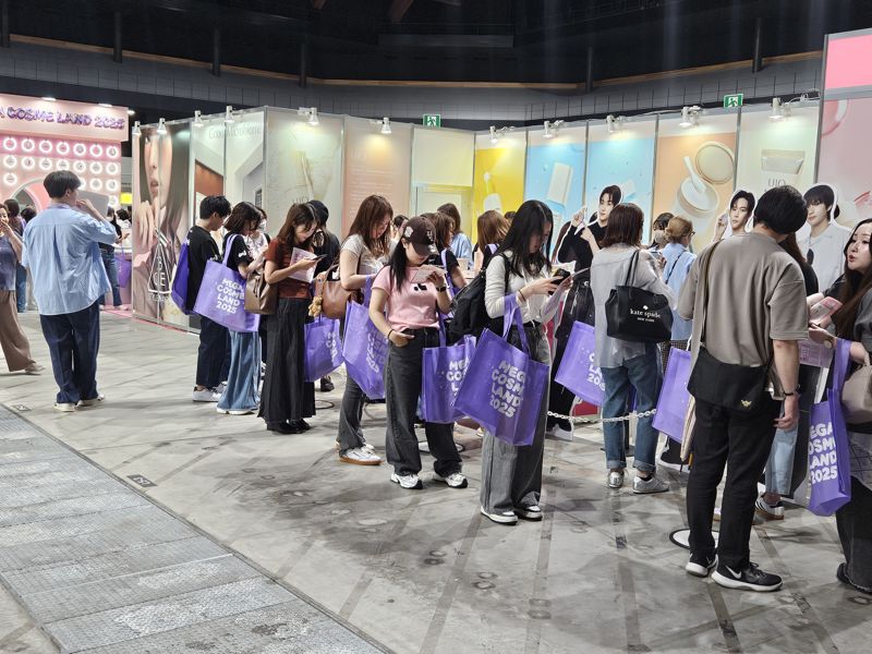 지난 4일 일본 도쿄 아리아케 체조경기장에서 열린 '메가 코스메 랜드 2025' 현장이 관람객들로 붐비고 있다. 사진=이정화 기자