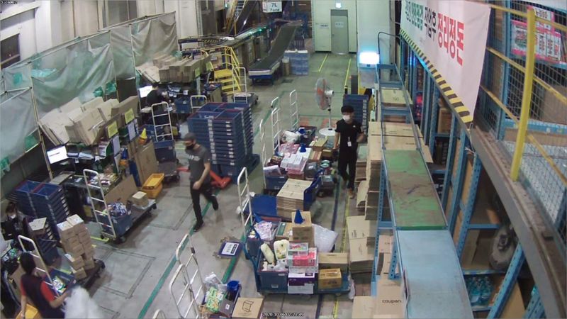 고 장덕준씨가 생전 쿠팡 칠곡물류센터에서 일하던 모습. 오는 12일은 장씨가 사망한 지 5년째 되는 날이다. 사진=제보자 제공