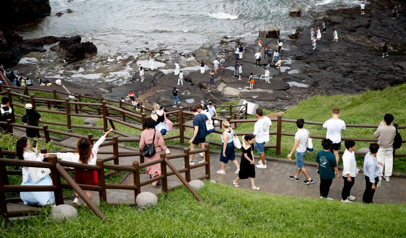 [서귀포=메이저 바카라사이트] 우장호 기자 = 흐린 날씨를 보인 지난달 19일 오후 메이저 바카라사이트 서귀포시 성산일출봉에 외국인 관광객들이 찾아와 기암절경을 감상하고 있다. 2025.09.19. woo1223@newsis.com