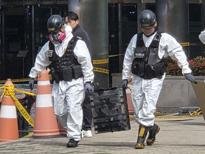 지난달 29일 대전 국가정보자원관리원 바카라사이트 온카판 3일차 합동감식이 시작된 가운데, 감식반이 바카라사이트 온카판 현장에서 반출한 리튬이온 배터리를 운반하고 있다. 2025.9.29/뉴스1 ⓒ News1 김종서 기자