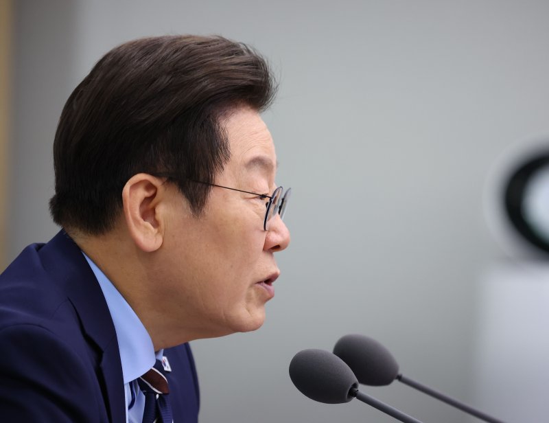 [서울=뉴시스] 최동준 기자 = 이재명 대통령이 2일 서울 용산 대통령실 청사에서 열린 수석보좌관회의에서 발언하고 있다. (대통령실통신사진기자단) 2025.10.02. photocdj@newsis.com