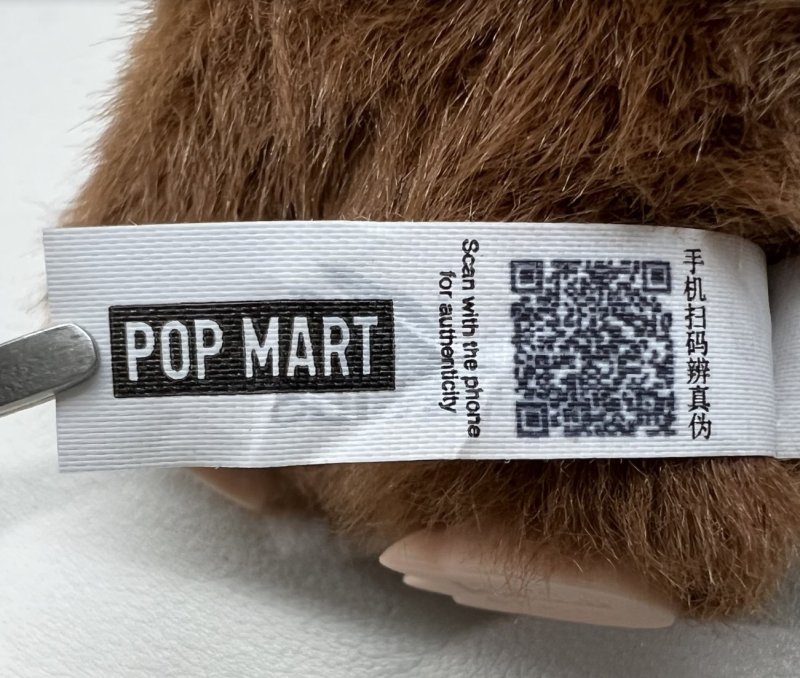 팝마트에서 직접 구매한 라부부 리뉴얼 모델에 부착된 큐알(QR) 코드가 번져 있다. ⓒ 뉴스1