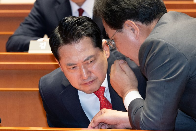 장동혁 바카라사이트 목록 대표가 29일 서울 여의도 국회에서 열린 정책 의원총회에서 송언석 원내대표의 말을 듣고 있다. 2025.9.29/바카라사이트 목록1 ⓒ News1 이승배 기자