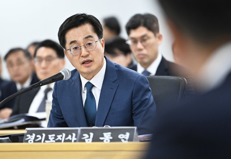 [수원=뉴시스] 김종택 기자 = 김동연 실시간 바카라사이트지사가 14일 실시간 바카라사이트 수원시 실시간 바카라사이트청에서 열린 국회 행정안전위원회의 실시간 바카라사이트에 대한 국정감사에서 의원 질의에 답변하고 있다. 2024.10.14. jtk@newsis.com