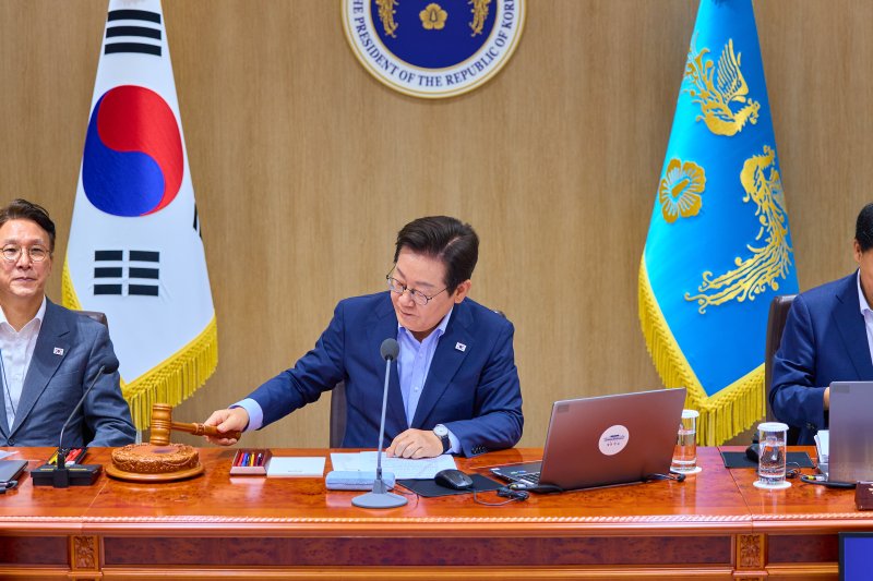 이재명 대통령이 29일 서울 용산 대통령실 청사에서 열린 임시 국무회의에서 의사봉을 두드리고 있다. (대통령실 제공. 재판매 및 DB 금지) 2025.8.29/뉴스1 ⓒ News1 이재명 기자