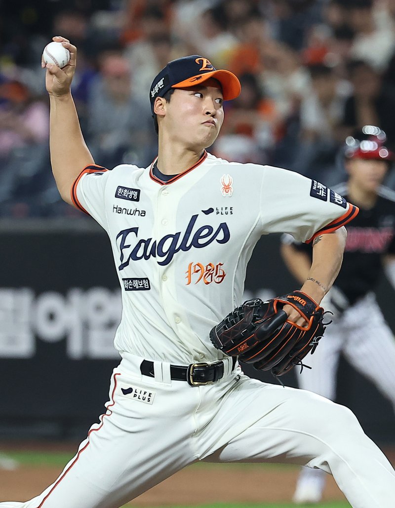 27일 오후 대전 바카라사이트 소개생명 볼파크에서 열린 프로야구 '2025 신한 SOL뱅크 KBO 리그' LG 트윈스와 한화 이글스의 경기, 한화 엄상백이 7회초 등판해 힘차게 공을 던지고 있다. 2025.9.27/뉴스1 ⓒ News1 김진환 기자