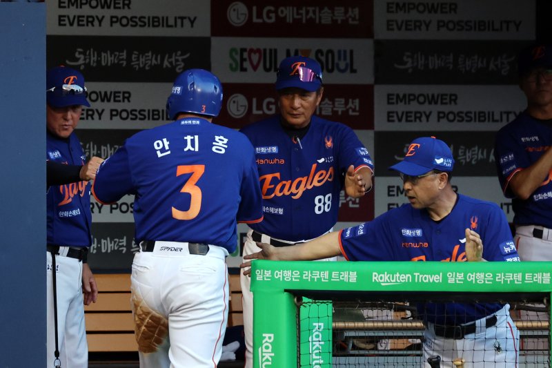 10일 오후 서울 송파구 잠실바카라사이트 소개장에서 열린 프로바카라사이트 소개 '2025 신한 SOL뱅크 KBO 리그' 한화 이글스와 LG 트윈스의 경기 3회초 1사 2,3루상황에서 한화 손아섭 1타점 땅볼로 득점에 성공한 한화 안치홍이 김경문 감독과 하이파이브를 나누고 있다. 2025.8.10/뉴스1 ⓒ News1 황기선 기자