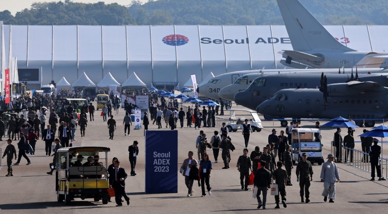 2023년 10월 17일 경기도 성남시 서울공항에서 개막한 '2023 서울 항공우주방위산업전시회(ADEX)'에서 참관객들이 전시된 항공기들을 살펴보는 모습. /실시간 바카라사이트1DB ⓒ News1 구윤성 기자