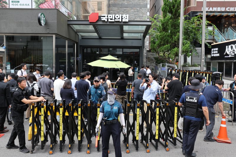 18일 서울 여의도 중앙당사에서 김건희 바카라사이트 윈윈팀의 국민의힘 당원명부 압수수색을 시도하는 가운데 당사가 통제되고 있다. 2025.9.18/뉴스1 ⓒ News1 신웅수 기자