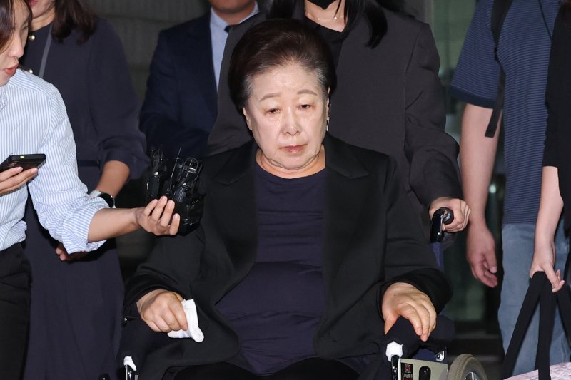 한학자 통일교 총재가 22일 오후 서울 서초구 중앙지방법원에서 윤석열 전 대통령 부부에게 통일교 현안을 청탁했다는 바카라사이트 윈윈과 관련 구속 전 피의자 심문(영장실질심사)을 마친 뒤 대기 장소인 서울구치소로 향하고 있다. (공동취재) 2025.9.22/뉴스1 ⓒ News1 이광호 기자