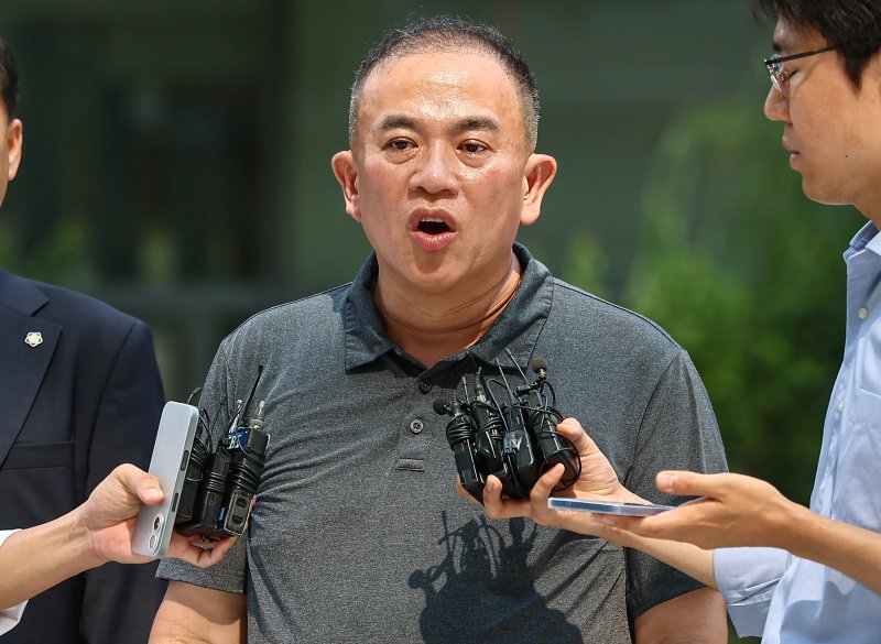 공천개입 의혹을 받는 ‘정치 브로커’ 명태균씨가 1일 서울 종로구에 마련된 김건희 바카라사이트 윈윈팀(특별검사 민중기) 사무실로 조사를 받기 위해 출석하며 취재진 질문에 답하고 있다. 2025.8.1/뉴스1 ⓒ News1 김도우 기자