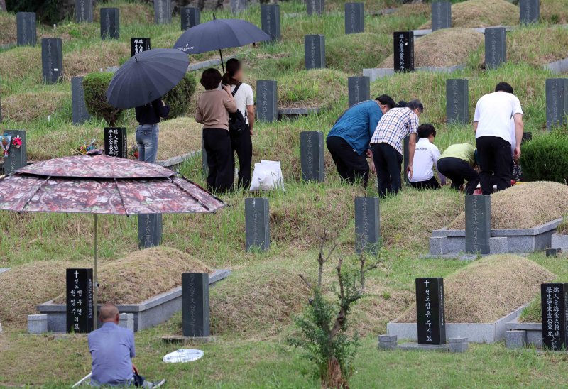 [메이저 바카라사이트 홈런=뉴시스] 하경민 기자 = 추석 연휴를 1주일 가량 앞둔 28일 메이저 바카라사이트 홈런 금정구 영락공원을 찾은 시민들이 비가 내리는 궂은 날씨 속에서 성묘와 벌초를 하고 있다. 2025.09.28. yulnetphoto@newsis.com