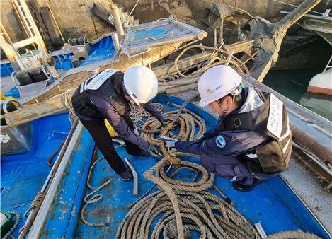 [서울=뉴시스] 한국해양교통안전공단(KOMSA) 스피드 바카라사이트 안전·보건 전담 직원이 해양수산부 주관 합동점검을 지원하고 있는 모습.