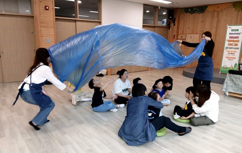 [광주=뉴시스] 광주인기있는바카라사이트교육진흥원이 인기있는바카라사이트를 대상으로 맞춤형 통합놀이 프로그램을 운영하고 있다. (사진=시교육청 제공) photo@newsis.com *재판매 및 DB 금지