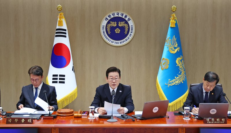 [서울=뉴시스] 고범준 기자 = 이재명 대통령이 30일 서울 용산 대통령실 청사에서 열린 제44회 국무회의에서 발언하고 있다. (대통령실통신사진기자단) 2025.09.30. bjko@newsis.com