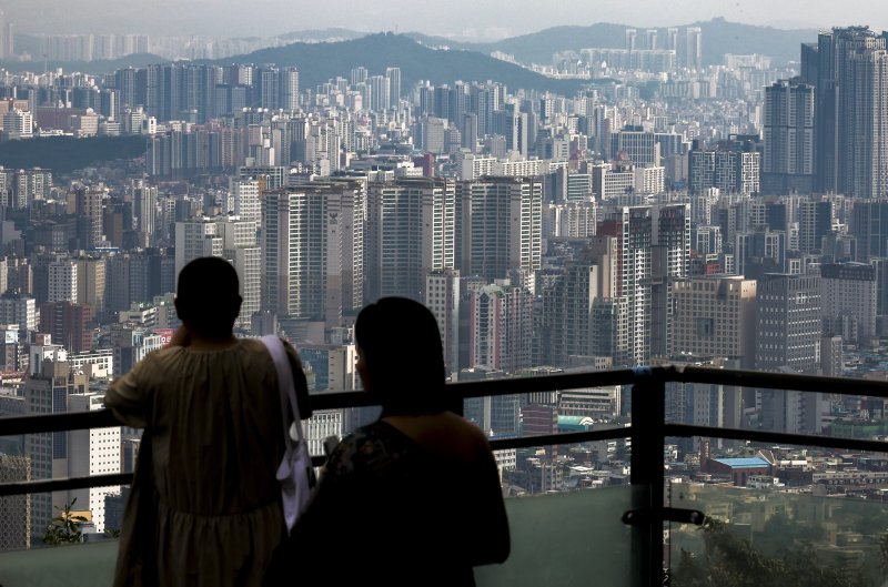 [서울=뉴시스] 정병혁 기자 = 29일 서울 중구 남산에서 서울시내 아파트가 보이고 있다. 9·7 주택 공급 확대 방안이 나온 뒤 도리어 서울 아파트 거래량이 늘어나고 한강벨트발 집값 오름세가 주변 지역으로 번지고 있다. 서울부동산정보광장에 따르면, 지난 26일 기준 8월 서울 아파트 매매 거래량은 4127건으로 7월(3945건)을 넘어섰다. 6·27 대출 규제 후 위축됐던 거래량이 다시 4000건대를 회복한 것이다. 여기에 9월 거래량은 3124건으로, 다음 달 말까지인 신고 기한을 고려하면 지난 봄 수준으로 거래량이 5000~6