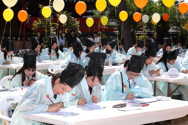 대구 달서구 병암서원에서 열린 '제579돌 한글날 기념 다문화 한글 백일장'에 참가한 다문화 가족과 외국인, 지역 주민 등이 수필·시화·그림 부문으로 나눠 실력을 겨루고 있다. 2025.10.1/바카라 용어1 ⓒ News1 공정식 기자