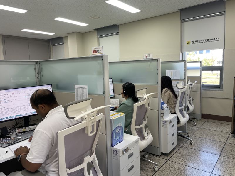 전남도가 외국인주민 통합지원콜센터<사진>를 운영하며 응급의료 지원부터 비자 상담까지 생활밀착형 지원으로 도내 외국인주민이 안심하고 정착할 수 있도록 든든한 동반자 역할을 톡톡히 하고 있다. 전남도 제공