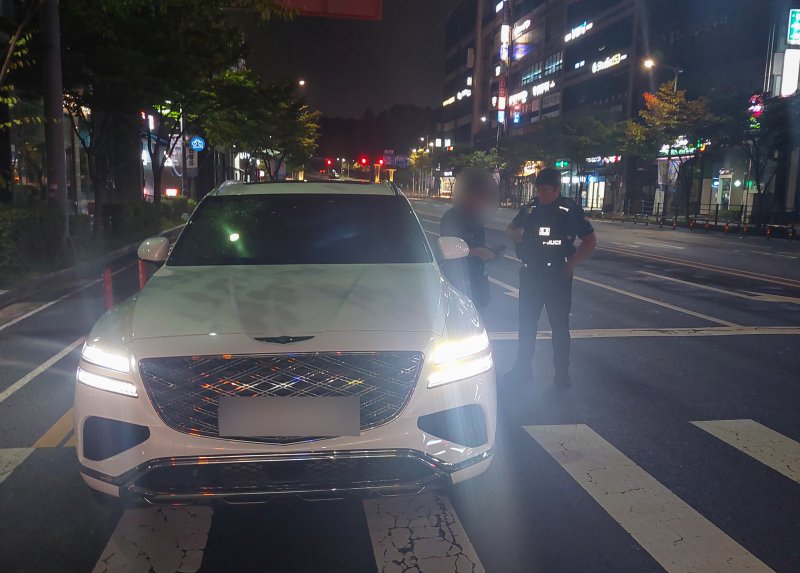 대전 유성구에서 경찰에 붙잡힌 음주 메이저 바카라 사이트 차량.(대전경찰청 제공. 재판매 및 DB금지)/뉴스1