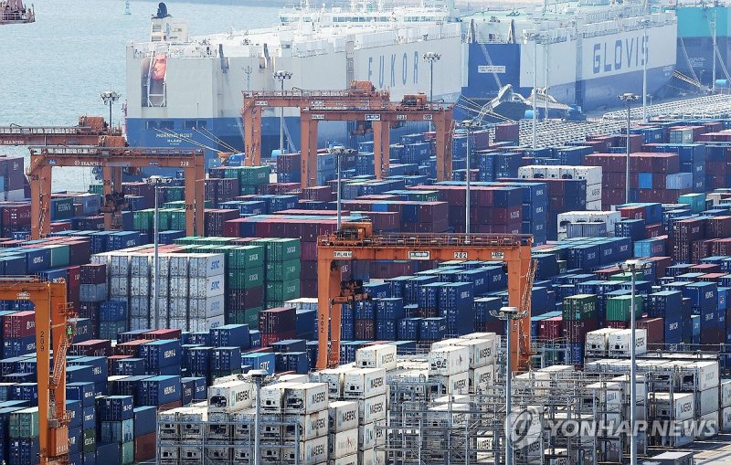 경기도 평택항에 쌓여있는 컨테이너 박스들 (출처=연합뉴스)