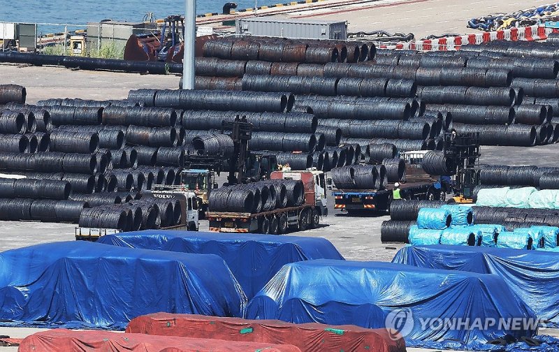 미국에 이어 EU도 수입 철강 제품에 대한 할당량을 축소하고, 품목관세를 50%로 높이기로 한 가운데, 경기도 평택항에 철강제품들이 쌓여있다. 연합뉴스.