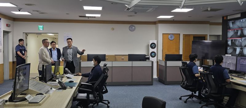 정진완 우리은행장이 지난 6일 서울 중구에 소재한 우리은행 본점 관제실을 방문해 비상근무 인력들을 격려하고, 연휴기간 전산 및 고객응대 시스템의 안정적 운영상황을 점검했다. 우리은행 제공