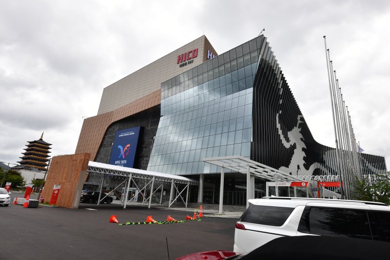 8일 경상북도 경주시에서 촬영된 화백컨벤센션터 및 국제미디어센터. 해당 장소에서는 이달 31일부터 아시아태평양경제협력체(APEC) 정상회의가 열린다.뉴스1