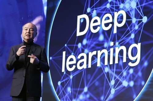 손정의 일본 소프트뱅크그룹(SBG) 회장이 한 자리에서 인공지능의 미래 등에 설명하고 있다. 연합뉴스