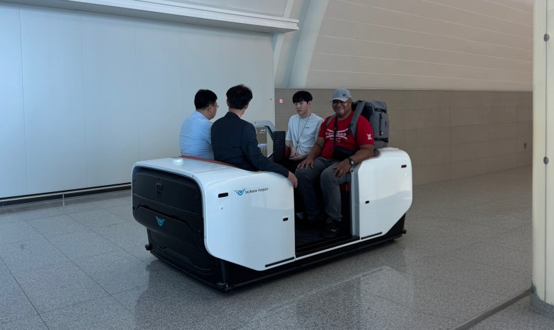 인천공항 제2여객터미널 여객들이 실내 자율주행 운송차량(AM)을 이용해 탑승구로 이동하고 있다. 인천국제공항공사 제공