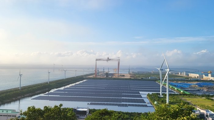 전북 군산 새만금 제2국가산업단지 내 유수지에 설치된 수상 태양광 발전소 전경 새만금개발청 제공