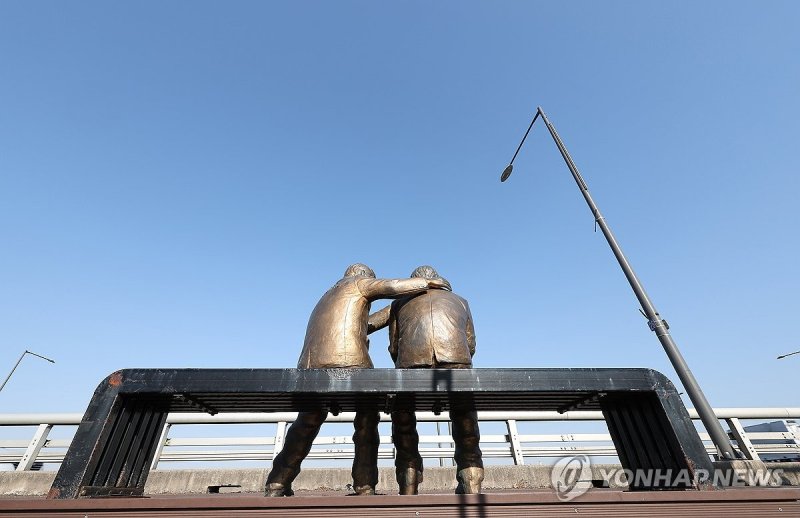 서울 마포대표의 '한 번만 더' 동상 (출처=연합뉴스)