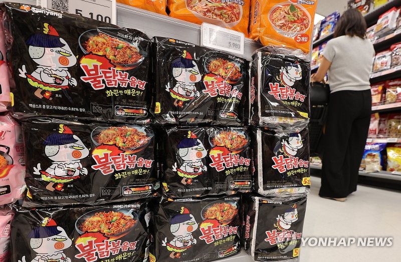 매장에 진열된 불닭볶음면. 연합뉴스