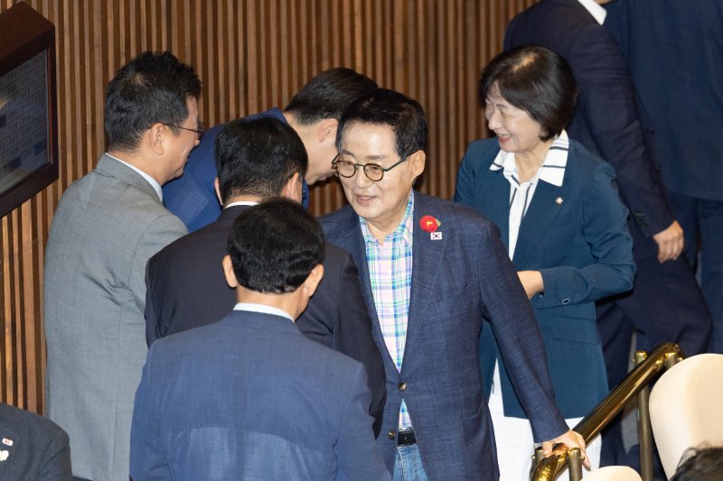 박지원 더불어민주당 의원이 지난 8월 21일 서울 여의도 국회에서 열린 제428회 국회(임시회) 본회의에서 의원들과 인사하고 있다. 2025.8.21/뉴스1 ⓒ News1 이승배 기자