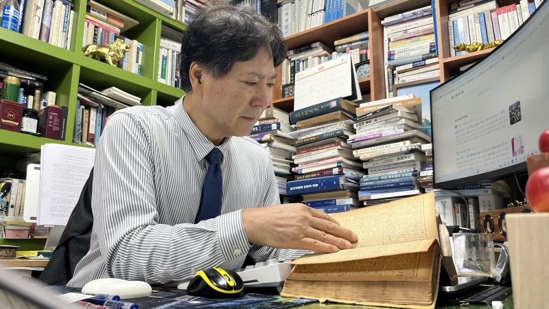 [부산=뉴시스] 이아름 기자 = 2일 부산 동래구의 한 사무실에서 이근열(63) 한글학회 부산지회장이 방언 연구를 하고 있는 모습. 2025.10.02. aha@newsis.com
