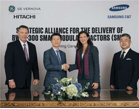 지난 6일 스웨덴 스톡홀름에서 열린 SMR 전략적 파트너십 체결식에서 GVH SMR 부문 CEO 제이슨 쿠퍼 사장(왼쪽부터), 삼성물산 오세철 대표이사 사장, GE Vernova 전력 부문 CEO 마비 징고니 사장, 삼성물산 원전영업팀장 김정은 상무가 기념촬영을 하고 있다. 삼성물산 건설부문 제공