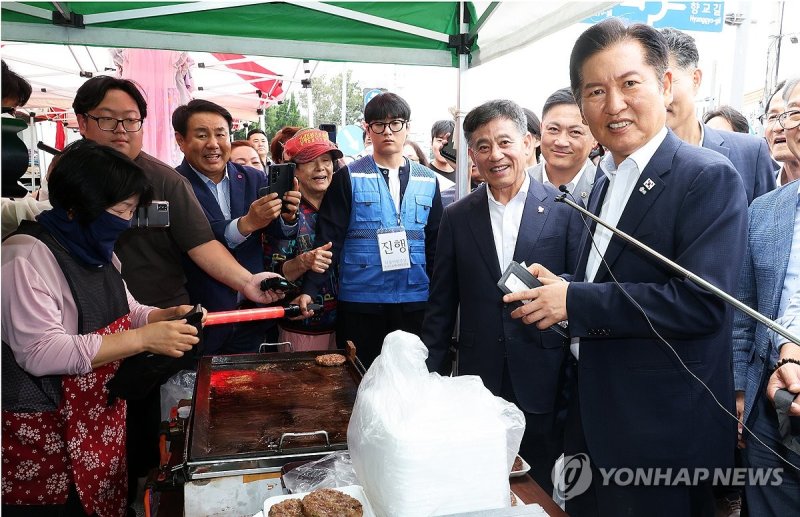 전통시장 장 보는 정청래 대표 (출처=연합뉴스)