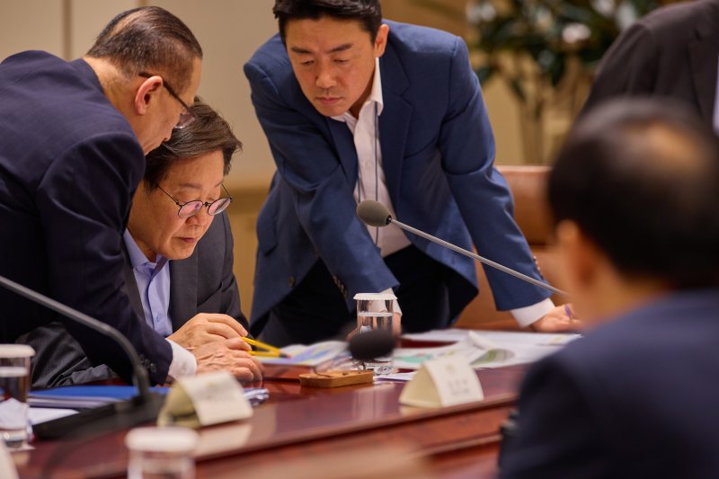 이재명 대통령이 지난 7월 서울 용산 대통령실에서 열린 국가안전보장회의(NSC) 전체회의에서 강훈식 대통령비서실장, 위성락 국가안보실장과 대화하고 있다. (대통령실 제공. 재판매 및 DB 금지) 2025.7.10/뉴스1 ⓒ News1 허경 기자