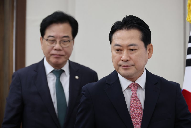 국민의힘 장동혁 대표와 송언석 원내대표가 지난달 9일 서울 여의도 국회에서 열린 최고위원회의에 참석하고 있다. 연합뉴스